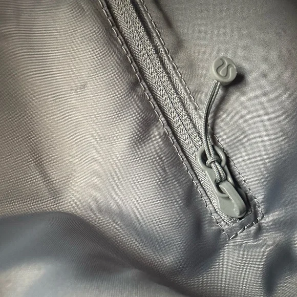 EUC/Like new Lululemon athletica Silver/Gray Crossbody Bag - Picture 13 of 14